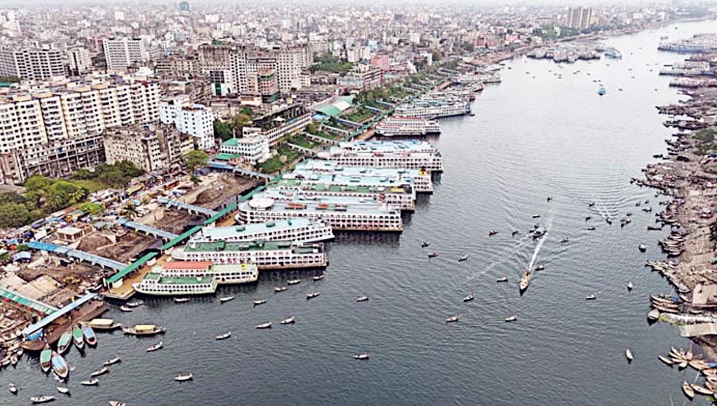 বৈরী আবহাওয়ার কারণে ৬ রুটে নৌযান চলাচল বন্ধ